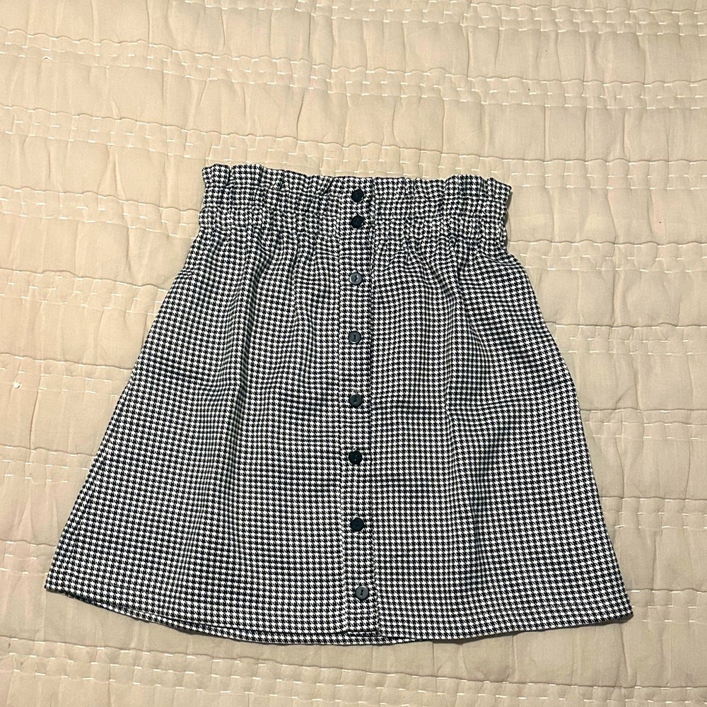 Short houndstooth, black and white skirt. SIZE L